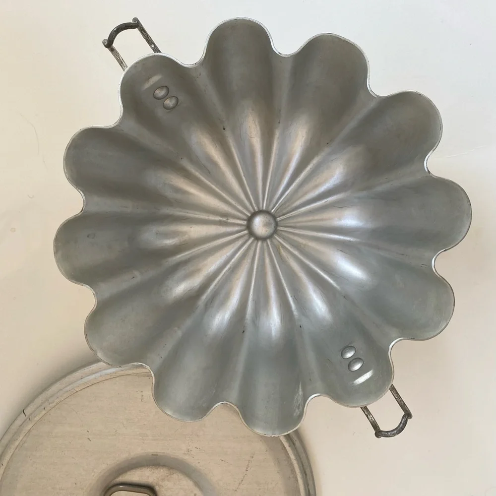 Vintage Mirro Jello Mold with Locking Lid Domed Fluted Pudding